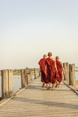 Mandalay, Myanmar - 14 Şubat: Myanmar rahipler yürüyüş U olmak köprüde en eski nerede ve dünyanın en uzun teak ahşap köprü