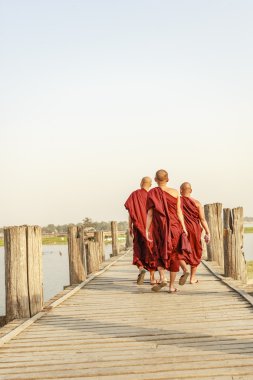 Mandalay, Myanmar - 14 Şubat: Myanmar rahipler yürüyüş U olmak köprüde en eski nerede ve dünyanın en uzun teak ahşap köprü