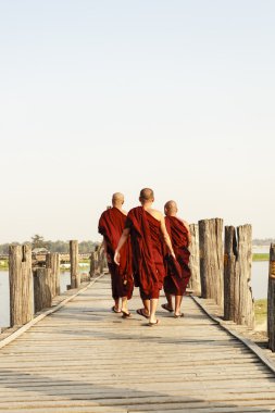 Mandalay, Myanmar - 14 Şubat: Myanmar rahipler yürüyüş U olmak köprüde en eski nerede ve dünyanın en uzun teak ahşap köprü