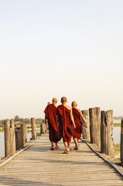 Mandalay, Myanmar - 14 Şubat: Myanmar rahipler yürüyüş U olmak köprüde en eski nerede ve dünyanın en uzun teak ahşap köprü