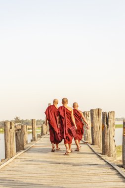 Mandalay, Myanmar - 14 Şubat: Myanmar rahipler yürüyüş U olmak köprüde en eski nerede ve dünyanın en uzun teak ahşap köprü