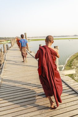 Mandalay, Myanmar - 14 Şubat: Myanmar rahipler yürüyüş U olmak köprüde en eski nerede ve dünyanın en uzun teak ahşap köprü