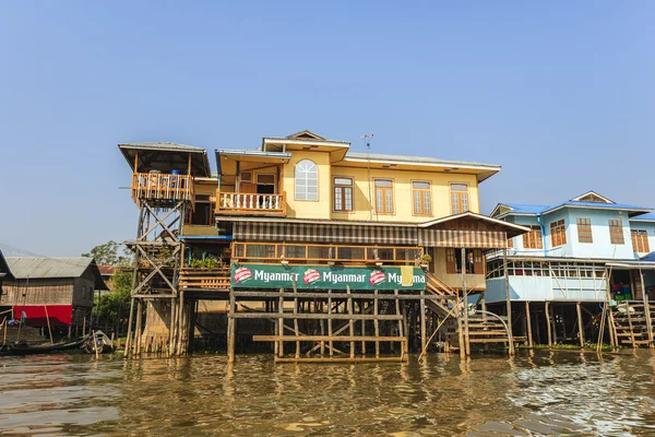 La population locale est sur le bateau à queue longue en face du village flottant — Photo