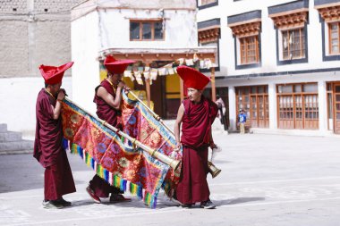  Kimliği belirsiz Tibet Budist rahipler Leh, Ladakh Hemis manastırda Hemis festivalin açılış için müzik çalmak