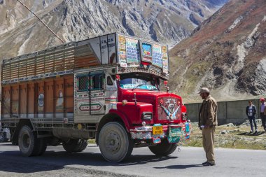 Yüksek irtifa Srinaga-Leh yolda kamyon