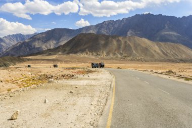 Yüksek irtifa Srinaga-Leh yolda kamyon