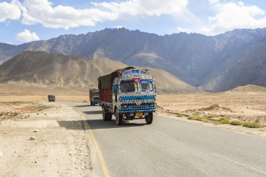 Yüksek irtifa Srinaga-Leh yolda kamyon