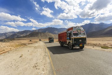 Yüksek irtifa Srinaga-Leh yolda kamyon