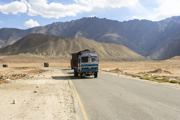 Yüksek irtifa Srinaga-Leh yolda kamyon