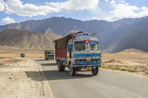 Yüksek irtifa Srinaga-Leh yolda kamyon