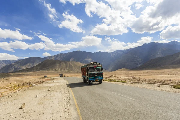 Yüksek irtifa Srinaga-Leh yolda kamyon