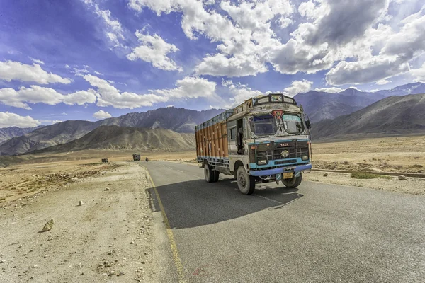 Yüksek irtifa Srinaga-Leh yolda kamyon