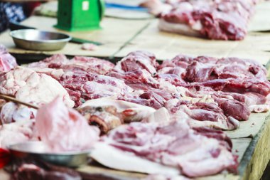 Domuz eti pazarında taze bölgedeki.