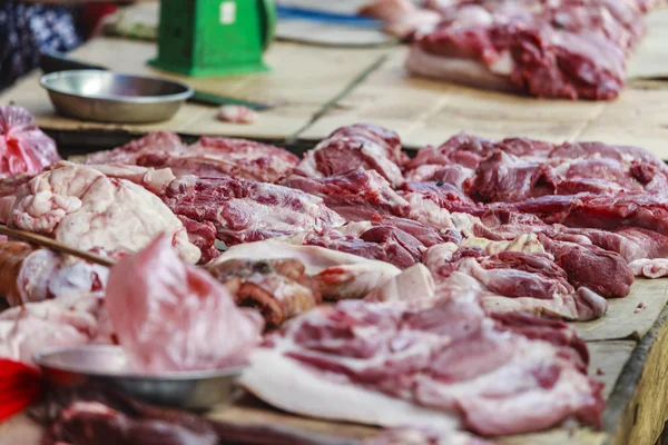 Domuz eti pazarında taze bölgedeki.