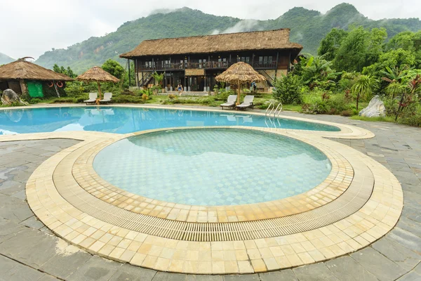 Красивые отражения в курортном бассейне в провинции Хоа Бинь — стоковое фото