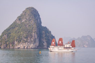 Halong Bay, Vietnam, Güneydoğu Asya'da tekne gezisi. UNESCO Dünya Miras Listesi