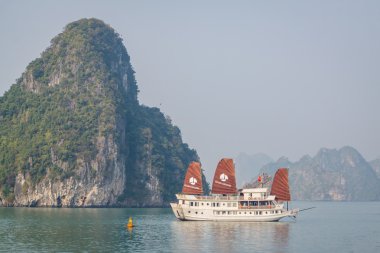 Halong Bay, Vietnam, Güneydoğu Asya'da tekne gezisi. UNESCO Dünya Miras Listesi