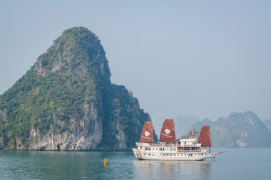 Halong Bay, Vietnam, Güneydoğu Asya'da tekne gezisi. UNESCO Dünya Miras Listesi