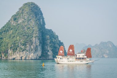 Halong Bay, Vietnam, Güneydoğu Asya'da tekne gezisi. UNESCO Dünya Miras Listesi