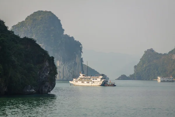 Cruceros en Halong Bay, Vietnam, Sudeste Asiático. Patrimonio de la Humanidad UNESCO — Foto de Stock