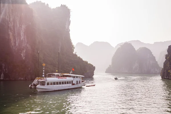 Cruceros en Halong Bay, Vietnam, Sudeste Asiático. Patrimonio de la Humanidad UNESCO —  Fotos de Stock