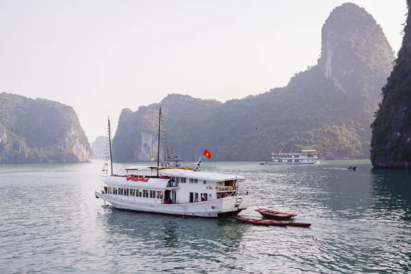 Cruceros en Halong Bay, Vietnam, Sudeste Asiático. Patrimonio de la Humanidad UNESCO — Foto de Stock