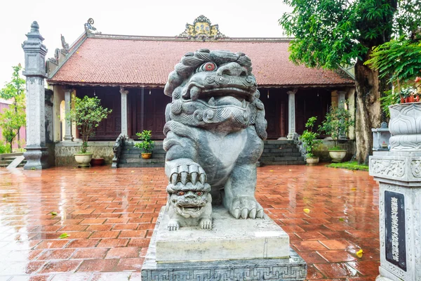 Lion statue in Vietnam temple — Stock Photo, Image