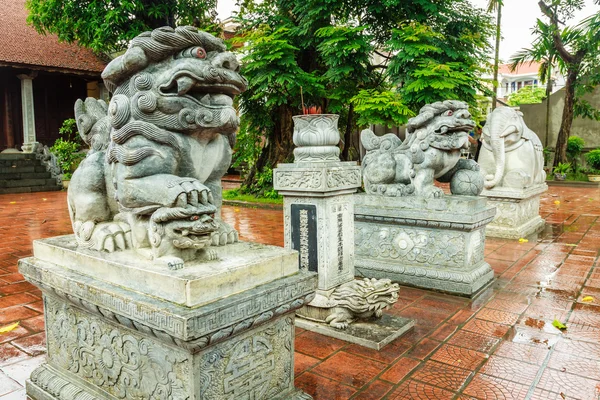 Lion standbeeld in Vietnam tempel — Stockfoto