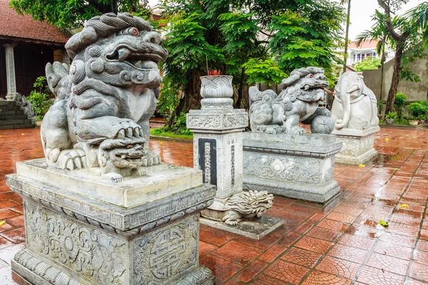 Lion standbeeld in Vietnam tempel — Stockfoto