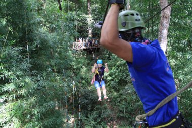 Ormandaki Zipline Chiangmai oynayanlar