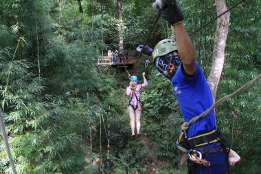 Ormandaki Zipline Chiangmai oynayanlar