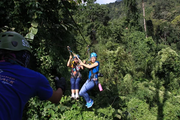 在清迈玩 zipline 在森林里的人 — 图库照片