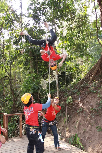 在清迈玩 zipline 在森林里的人 — 图库照片