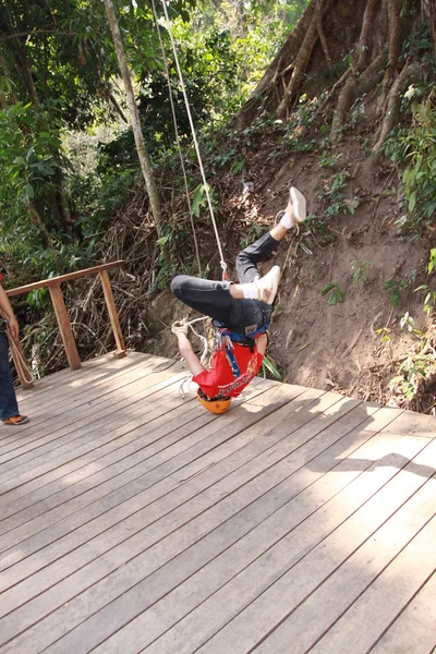 La gente jugando tirolina en el bosque en Chiangmai — Foto de Stock