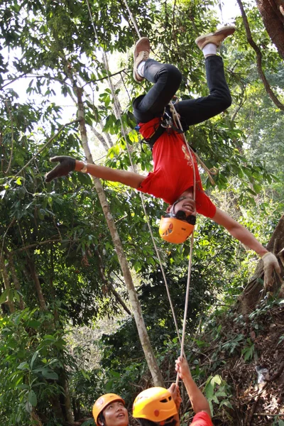 在清迈玩 zipline 在森林里的人 — 图库照片