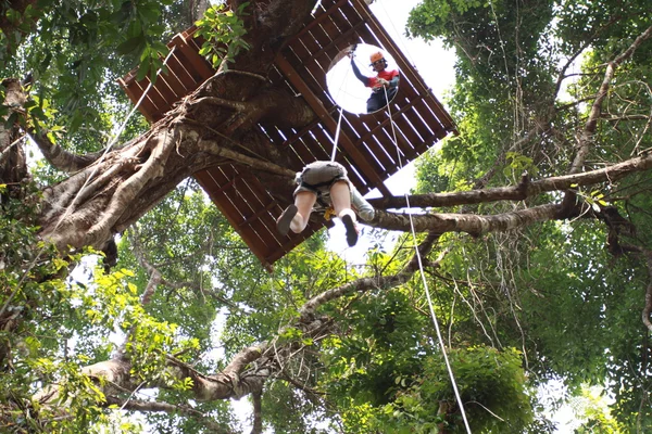 La gente jugando tirolina en el bosque en Chiangmai — Foto de Stock