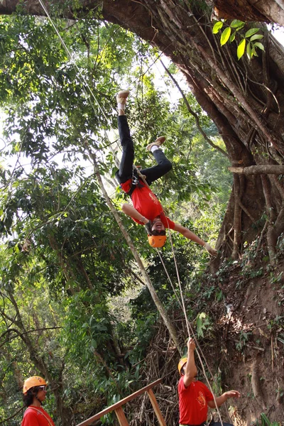 在清迈玩 zipline 在森林里的人 — 图库照片