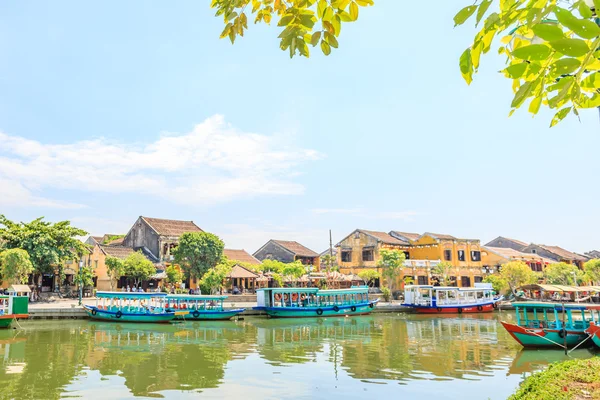 Barcos tradicionales en Hoi An. Hoi An es el Patrimonio Cultural de la Humanidad —  Fotos de Stock