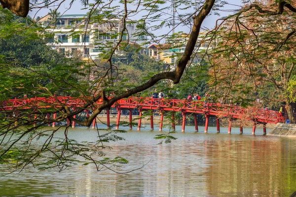 Huc brücke am hoan kiem see, hanoi, vietnam — Stockfoto