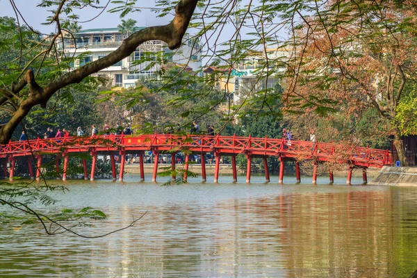 Puente Huc en el lago Hoan Kiem, Hanoi, Vietnam —  Fotos de Stock