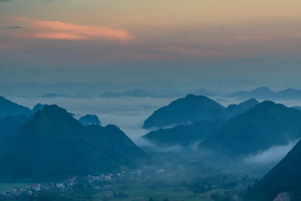 Nascer do sol montanha — Fotografia de Stock