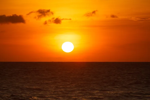 Pôr do sol na praia — Fotografia de Stock