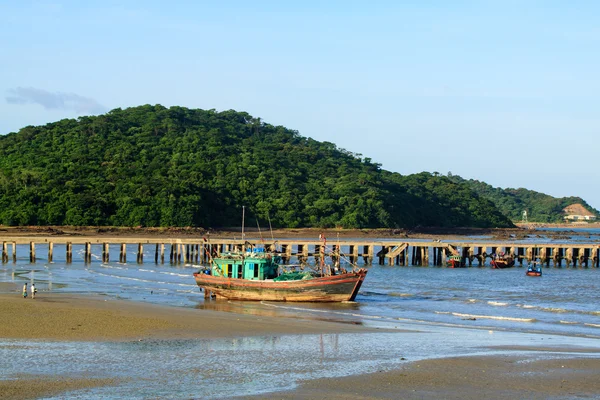 Boot op strand — Stockfoto