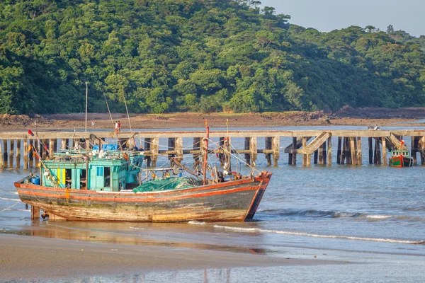 Barco en la playa —  Fotos de Stock