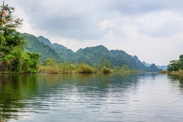 Гора и река в Суой Йене — стоковое фото