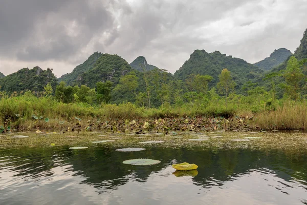 Mountain and river at Suoi Yen — Stock Photo, Image