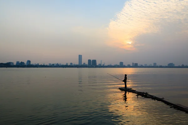 Jonge mannen vissen op west lake — Stockfoto