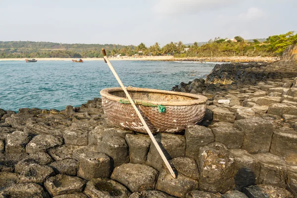 Pescadores en barcos en el mar cerca de Ganh Da Dia . —  Fotos de Stock