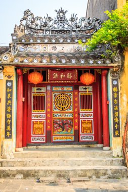 Nehirde yansıyan sahildeki sarı eski evleri