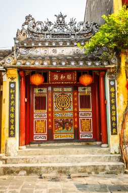 Nehirde yansıyan sahildeki sarı eski evleri